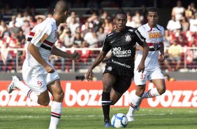 Elias e Lucas durante a partida entre So Paulo x Corinthians, vlida pela 34 rodada do Campeonato Brasileiro de 2010, serie A, realizada esta tarde no estdio do Morumbi/SP