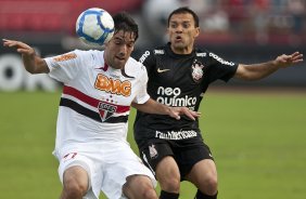 Ilsinho e Iarley durante a partida entre So Paulo x Corinthians, vlida pela 34 rodada do Campeonato Brasileiro de 2010, serie A, realizada esta tarde no estdio do Morumbi/SP