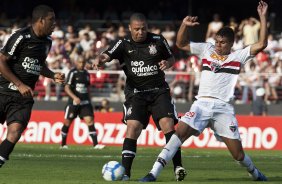 Jucilei; Ronaldo e Casemiro durante a partida entre So Paulo x Corinthians, vlida pela 34 rodada do Campeonato Brasileiro de 2010, serie A, realizada esta tarde no estdio do Morumbi/SP