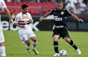 Marlos e Ronaldo durante a partida entre So Paulo x Corinthians, vlida pela 34 rodada do Campeonato Brasileiro de 2010, serie A, realizada esta tarde no estdio do Morumbi/SP