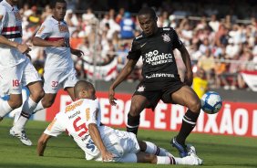 Miranda e Elias durante a partida entre So Paulo x Corinthians, vlida pela 34 rodada do Campeonato Brasileiro de 2010, serie A, realizada esta tarde no estdio do Morumbi/SP