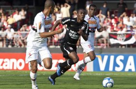 Miranda e Elias durante a partida entre So Paulo x Corinthians, vlida pela 34 rodada do Campeonato Brasileiro de 2010, serie A, realizada esta tarde no estdio do Morumbi/SP