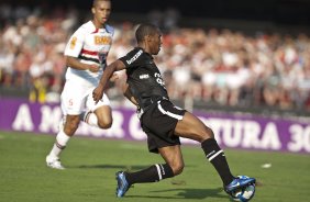 Miranda e Elias que vai fazer o gol do Corinthians durante a partida entre So Paulo x Corinthians, vlida pela 34 rodada do Campeonato Brasileiro de 2010, serie A, realizada esta tarde no estdio do Morumbi/SP