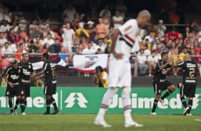 Time do Corinthians comemora segundo gol feito por Dentinho durante a partida entre So Paulo x Corinthians, vlida pela 34 rodada do Campeonato Brasileiro de 2010, serie A, realizada esta tarde no estdio do Morumbi/SP