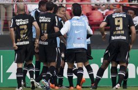 Time do Corinthians comemora segundo gol feito por Dentinho durante a partida entre So Paulo x Corinthians, vlida pela 34 rodada do Campeonato Brasileiro de 2010, serie A, realizada esta tarde no estdio do Morumbi/SP