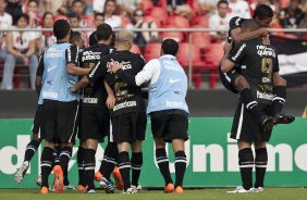 Time do Corinthians comemora segundo gol feito por Dentinho durante a partida entre So Paulo x Corinthians, vlida pela 34 rodada do Campeonato Brasileiro de 2010, serie A, realizada esta tarde no estdio do Morumbi/SP