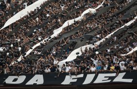 Torcida do Corinthians durante a partida entre So Paulo x Corinthians, vlida pela 34 rodada do Campeonato Brasileiro de 2010, serie A, realizada esta tarde no estdio do Morumbi/SP