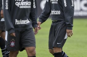 Ralf e Alessandro durante o treino do Corinthians realizado esta tarde no CT Joaquim Grava, no Parque Ecolgico do Tiete. O prximo jogo da equipe ser sbado, dia 13/11, contra o Cruzeiro, pela 35. a rodada do Campeonato Brasileiro de 2010
