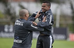 Ronaldo e Dentinho durante o treino do Corinthians realizado esta tarde no CT Joaquim Grava, no Parque Ecolgico do Tiete. O prximo jogo da equipe ser sbado, dia 13/11, contra o Cruzeiro, pela 35. a rodada do Campeonato Brasileiro de 2010