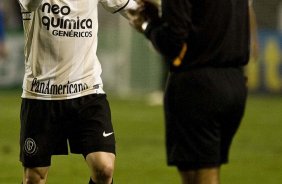 Bruno Cesar discute com o juiz Sandro Ricci durante a partida entre Corinthians x Cruzeiro, válida pela 35ª rodada do Campeonato Brasileiro de 2010, serie A, realizada esta noite no estádio do Pacaembui/SP
