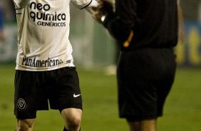 Bruno Cesar discute com o juiz Sandro Ricci durante a partida entre Corinthians x Cruzeiro, vlida pela 35 rodada do Campeonato Brasileiro de 2010, serie A, realizada esta noite no estdio do Pacaembui/SP