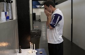 Bruno Cesar rezando nos vestiários antes da partida entre Corinthians x Cruzeiro, válida pela 35ª rodada do Campeonato Brasileiro de 2010, serie A, realizada esta noite no estádio do Pacaembui/SP