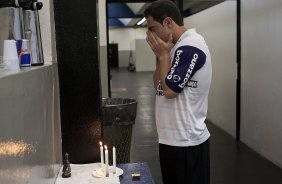 Bruno Cesar rezando nos vestirios antes da partida entre Corinthians x Cruzeiro, vlida pela 35 rodada do Campeonato Brasileiro de 2010, serie A, realizada esta noite no estdio do Pacaembui/SP