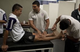 Dentinho e o fisioterapeuta Bruno Mazziotti nos vestiários antes da partida entre Corinthians x Cruzeiro, válida pela 35ª rodada do Campeonato Brasileiro de 2010, serie A, realizada esta noite no estádio do Pacaembui/SP