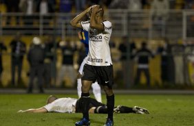 Elias comemora o penalti em Ronaldo durante a partida entre Corinthians x Cruzeiro, vlida pela 35 rodada do Campeonato Brasileiro de 2010, serie A, realizada esta noite no estdio do Pacaembui/SP