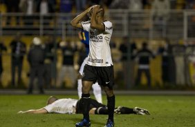 Elias comemora o penalti em Ronaldo durante a partida entre Corinthians x Cruzeiro, válida pela 35ª rodada do Campeonato Brasileiro de 2010, serie A, realizada esta noite no estádio do Pacaembui/SP