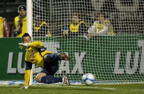 Fabio no segura o penalti chutado por Ronaldo durante a partida entre Corinthians x Cruzeiro, vlida pela 35 rodada do Campeonato Brasileiro de 2010, serie A, realizada esta noite no estdio do Pacaembui/SP