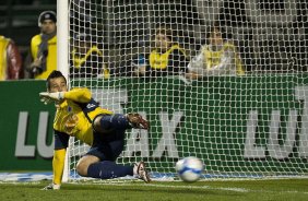 Fabio não segura o penalti chutado por Ronaldo durante a partida entre Corinthians x Cruzeiro, válida pela 35ª rodada do Campeonato Brasileiro de 2010, serie A, realizada esta noite no estádio do Pacaembui/SP