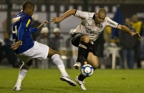 Gil e Ronaldo durante a partida entre Corinthians x Cruzeiro, válida pela 35ª rodada do Campeonato Brasileiro de 2010, serie A, realizada esta noite no estádio do Pacaembui/SP
