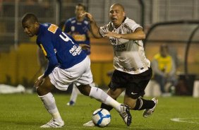 Gil e Ronaldo durante a partida entre Corinthians x Cruzeiro, válida pela 35ª rodada do Campeonato Brasileiro de 2010, serie A, realizada esta noite no estádio do Pacaembui/SP