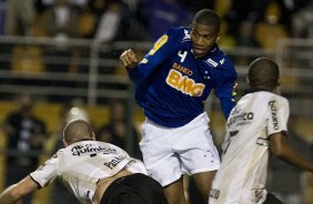 Gil faz penalti em Ronaldo durante a partida entre Corinthians x Cruzeiro, vlida pela 35 rodada do Campeonato Brasileiro de 2010, serie A, realizada esta noite no estdio do Pacaembui/SP