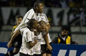 Jogadores comemoram gol de Ronaldo de penalti durante a partida entre Corinthians x Cruzeiro, válida pela 35ª rodada do Campeonato Brasileiro de 2010, serie A, realizada esta noite no estádio do Pacaembui/SP