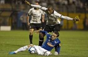 Jucilei e Thiago Ribeiro durante a partida entre Corinthians x Cruzeiro, válida pela 35ª rodada do Campeonato Brasileiro de 2010, serie A, realizada esta noite no estádio do Pacaembui/SP