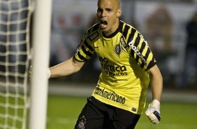 Julio Cesar vibra ao final da partida entre Corinthians x Cruzeiro, válida pela 35ª rodada do Campeonato Brasileiro de 2010, serie A, realizada esta noite no estádio do Pacaembui/SP