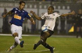 Leo e Elias durante a partida entre Corinthians x Cruzeiro, vlida pela 35 rodada do Campeonato Brasileiro de 2010, serie A, realizada esta noite no estdio do Pacaembui/SP