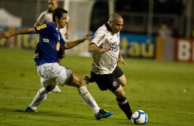Leo e Ronaldo durante a partida entre Corinthians x Cruzeiro, válida pela 35ª rodada do Campeonato Brasileiro de 2010, serie A, realizada esta noite no estádio do Pacaembui/SP