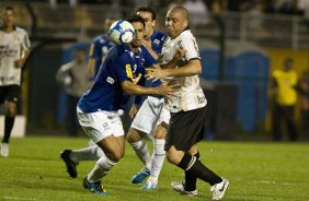 Leo e Ronaldo durante a partida entre Corinthians x Cruzeiro, válida pela 35ª rodada do Campeonato Brasileiro de 2010, serie A, realizada esta noite no estádio do Pacaembui/SP