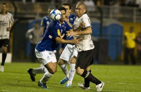 Leo e Ronaldo durante a partida entre Corinthians x Cruzeiro, vlida pela 35 rodada do Campeonato Brasileiro de 2010, serie A, realizada esta noite no estdio do Pacaembui/SP