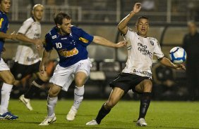 Montillo e Ralf durante a partida entre Corinthians x Cruzeiro, válida pela 35ª rodada do Campeonato Brasileiro de 2010, serie A, realizada esta noite no estádio do Pacaembui/SP