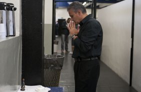O técnico Tite nos vestiários antes da partida entre Corinthians x Cruzeiro, válida pela 35ª rodada do Campeonato Brasileiro de 2010, serie A, realizada esta noite no estádio do Pacaembui/SP