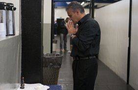 O tcnico Tite nos vestirios antes da partida entre Corinthians x Cruzeiro, vlida pela 35 rodada do Campeonato Brasileiro de 2010, serie A, realizada esta noite no estdio do Pacaembui/SP