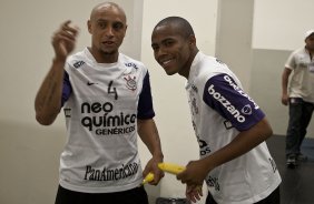 Roberto Carlos e Elias nos vestirios antes da partida entre Corinthians x Cruzeiro, vlida pela 35 rodada do Campeonato Brasileiro de 2010, serie A, realizada esta noite no estdio do Pacaembui/SP