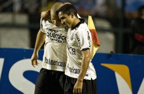 Ronaldo comemora seu gol de penalti com Jorge Henrique durante a partida entre Corinthians x Cruzeiro, vlida pela 35 rodada do Campeonato Brasileiro de 2010, serie A, realizada esta noite no estdio do Pacaembui/SP