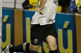 Ronaldo comemora seu gol de penalti durante a partida entre Corinthians x Cruzeiro, válida pela 35ª rodada do Campeonato Brasileiro de 2010, serie A, realizada esta noite no estádio do Pacaembui/SP