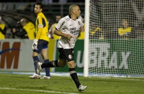 Ronaldo comemora seu gol de penalti durante a partida entre Corinthians x Cruzeiro, vlida pela 35 rodada do Campeonato Brasileiro de 2010, serie A, realizada esta noite no estdio do Pacaembui/SP