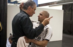 Tite cumprimenta Roberto Carlos a partida entre Corinthians x Cruzeiro, válida pela 35ª rodada do Campeonato Brasileiro de 2010, serie A, realizada esta noite no estádio do Pacaembui/SP