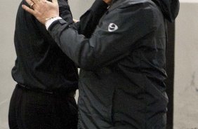 Tite e cumprimentado pelo diretor Mario Gobbi após a partida entre Corinthians x Cruzeiro, válida pela 35ª rodada do Campeonato Brasileiro de 2010, serie A, realizada esta noite no estádio do Pacaembui/SP