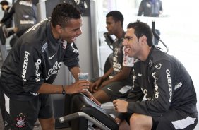 Dentinho e Bruno Cesar durante o treino do Corinthians realizado esta manh no CT Joaquim Grava, no Parque Ecolgico do Tiete. O prximo jogo da equipe ser domingo, dia 21/11, contra o Vitoria/BA, pela 36. a rodada do Campeonato Brasileiro de 2010