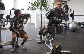 Dentinho e Roberto Carlos durante o treino do Corinthians realizado esta manh no CT Joaquim Grava, no Parque Ecolgico do Tiete. O prximo jogo da equipe ser domingo, dia 21/11, contra o Vitoria/BA, pela 36. a rodada do Campeonato Brasileiro de 2010