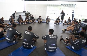 Jogadores fazendo alongamento durante o treino do Corinthians realizado esta manh no CT Joaquim Grava, no Parque Ecolgico do Tiete. O prximo jogo da equipe ser domingo, dia 21/11, contra o Vitoria/BA, pela 36. a rodada do Campeonato Brasileiro de 2010