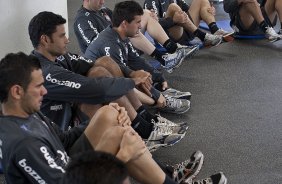 Jogadores fazendo alongamento durante o treino do Corinthians realizado esta manh no CT Joaquim Grava, no Parque Ecolgico do Tiete. O prximo jogo da equipe ser domingo, dia 21/11, contra o Vitoria/BA, pela 36. a rodada do Campeonato Brasileiro de 2010