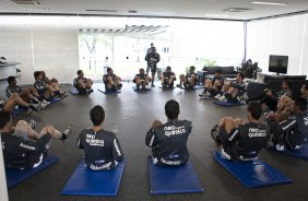 Jogadores fazendo alongamento durante o treino do Corinthians realizado esta manh no CT Joaquim Grava, no Parque Ecolgico do Tiete. O prximo jogo da equipe ser domingo, dia 21/11, contra o Vitoria/BA, pela 36. a rodada do Campeonato Brasileiro de 2010