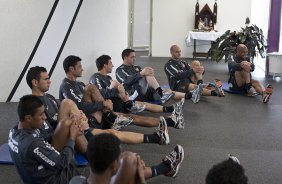 Jogadores fazendo alongamento durante o treino do Corinthians realizado esta manh no CT Joaquim Grava, no Parque Ecolgico do Tiete. O prximo jogo da equipe ser domingo, dia 21/11, contra o Vitoria/BA, pela 36. a rodada do Campeonato Brasileiro de 2010