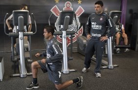 Jorge Henrique e o fisioterapeuta Bruno Mazziotti durante o treino do Corinthians realizado esta manh no CT Joaquim Grava, no Parque Ecolgico do Tiete. O prximo jogo da equipe ser domingo, dia 21/11, contra o Vitoria/BA, pela 36. a rodada do Campeonato Brasileiro de 2010