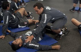 O fisiologista Guilherme Rodrigues faz alongamento em Jorge Henrique durante o treino do Corinthians realizado esta manh no CT Joaquim Grava, no Parque Ecolgico do Tiete. O prximo jogo da equipe ser domingo, dia 21/11, contra o Vitoria/BA, pela 36. a rodada do Campeonato Brasileiro de 2010