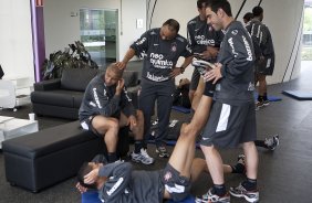 O preparador fsico Eduardo Silva brinca com Roberto Carlos durante o treino do Corinthians realizado esta manh no CT Joaquim Grava, no Parque Ecolgico do Tiete. O prximo jogo da equipe ser domingo, dia 21/11, contra o Vitoria/BA, pela 36. a rodada do Campeonato Brasileiro de 2010